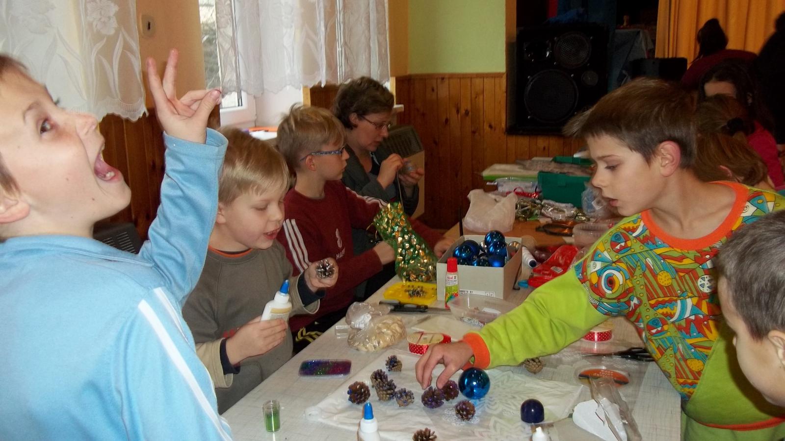 Fotogaléria Výroba vianočných ozdôb 2015 (22) Výroba vianočných ozdôb 2015